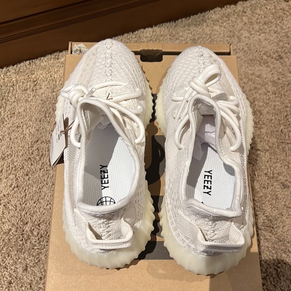 Authentic brand new Yeezy Boost 350 V2 in Bone Size US 5 (unisex) - Picture 7 of 8